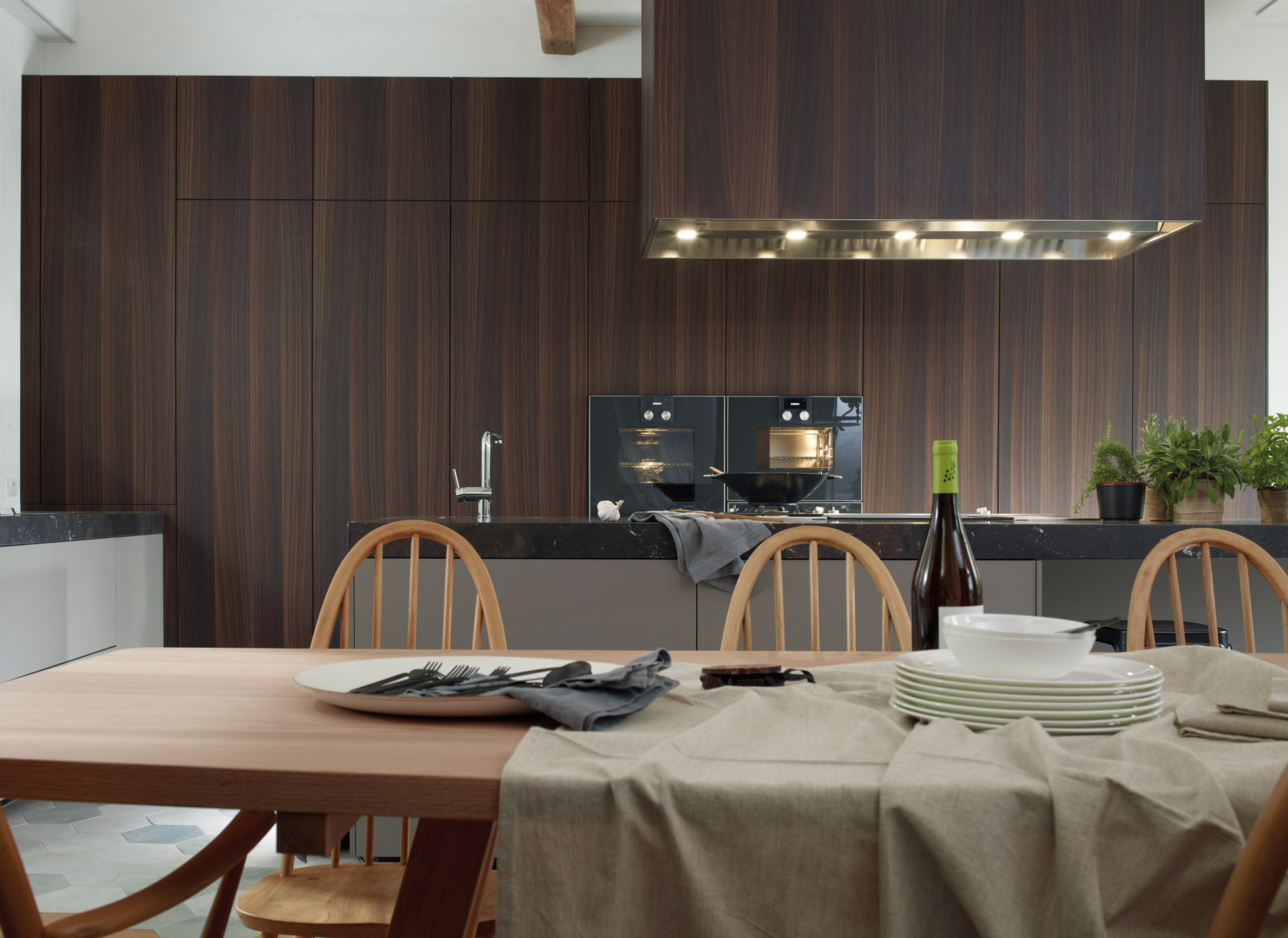 Cocina grande con isla, mesa y aparador - Cocinas Santos Denia